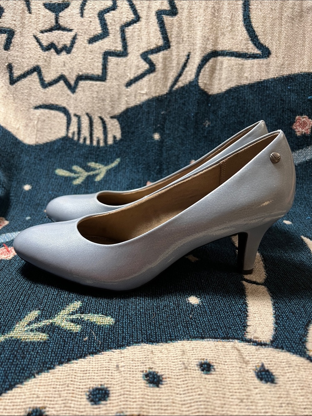 Pale Blue Rounded-Toe pumps size 8.5 - Picture 3 of 8